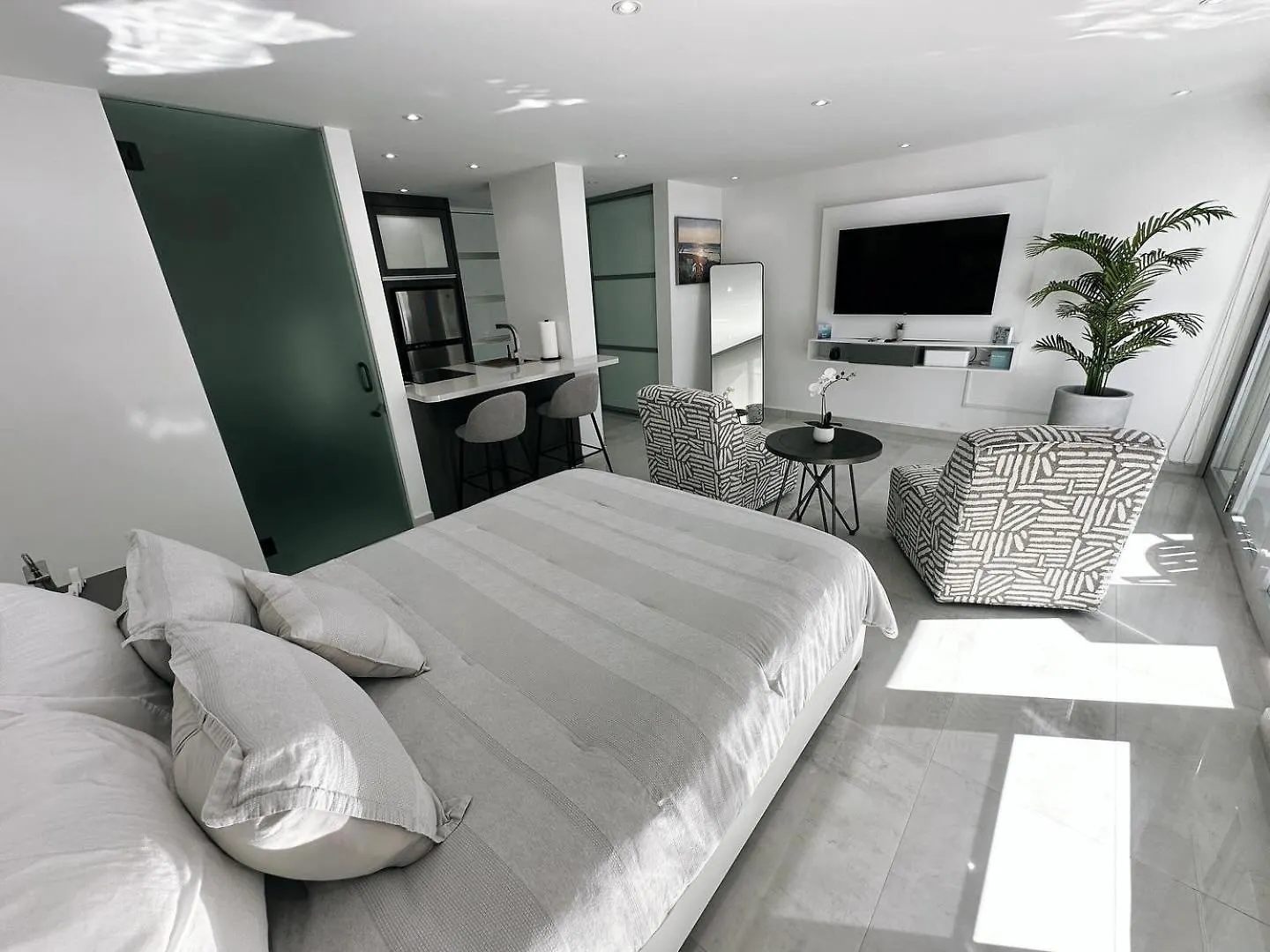 Ocean Front Coral Luxury Apartment 산후안