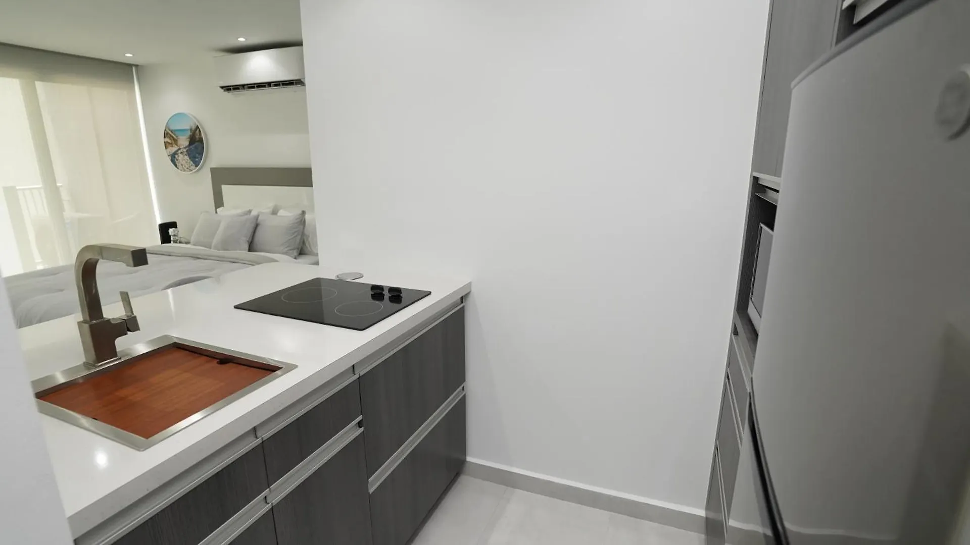 Ocean Front Coral Luxury Apartment 산후안