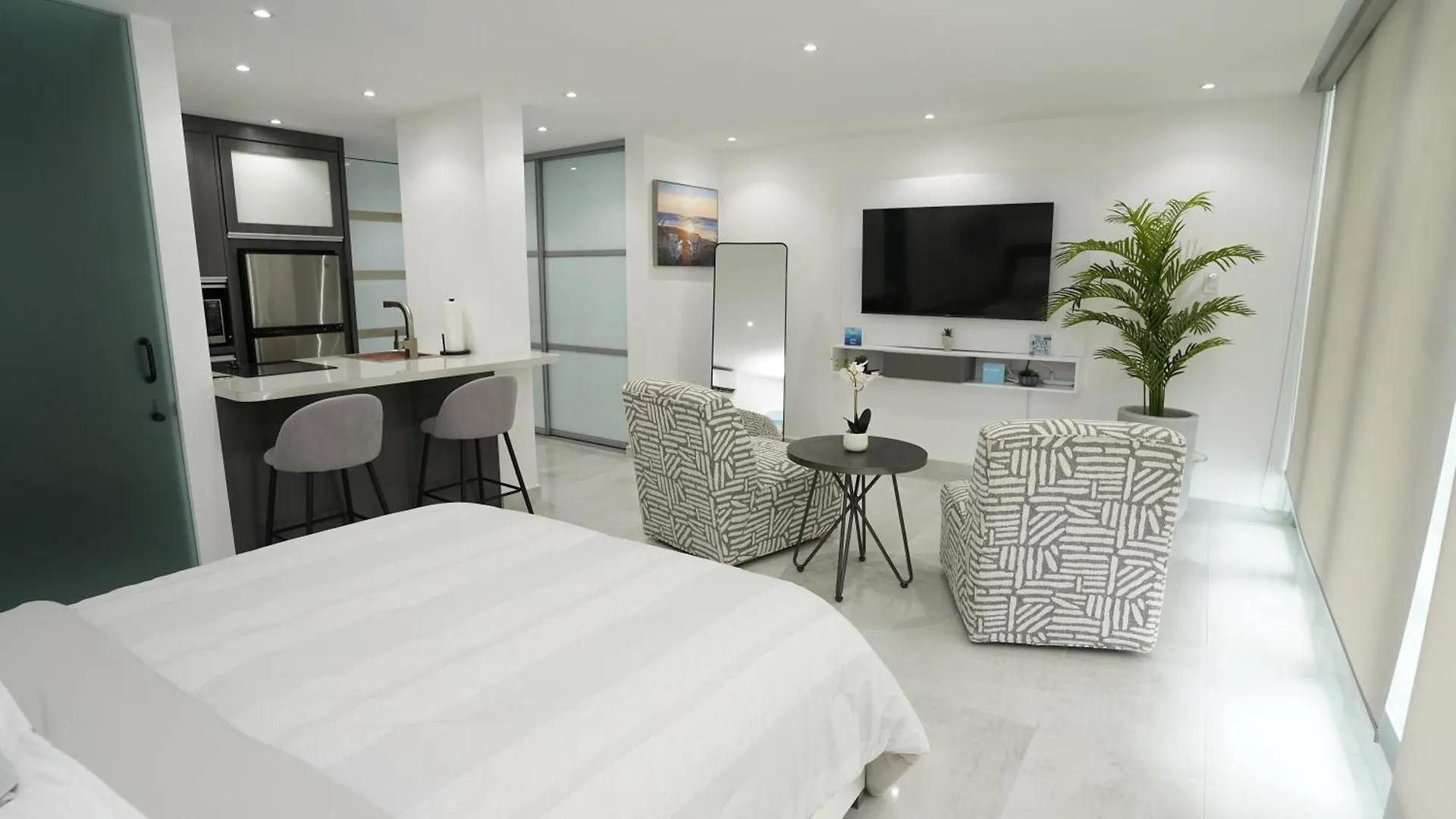 Ocean Front Coral Luxury Apartment 산후안 0*,  푸에르토리코